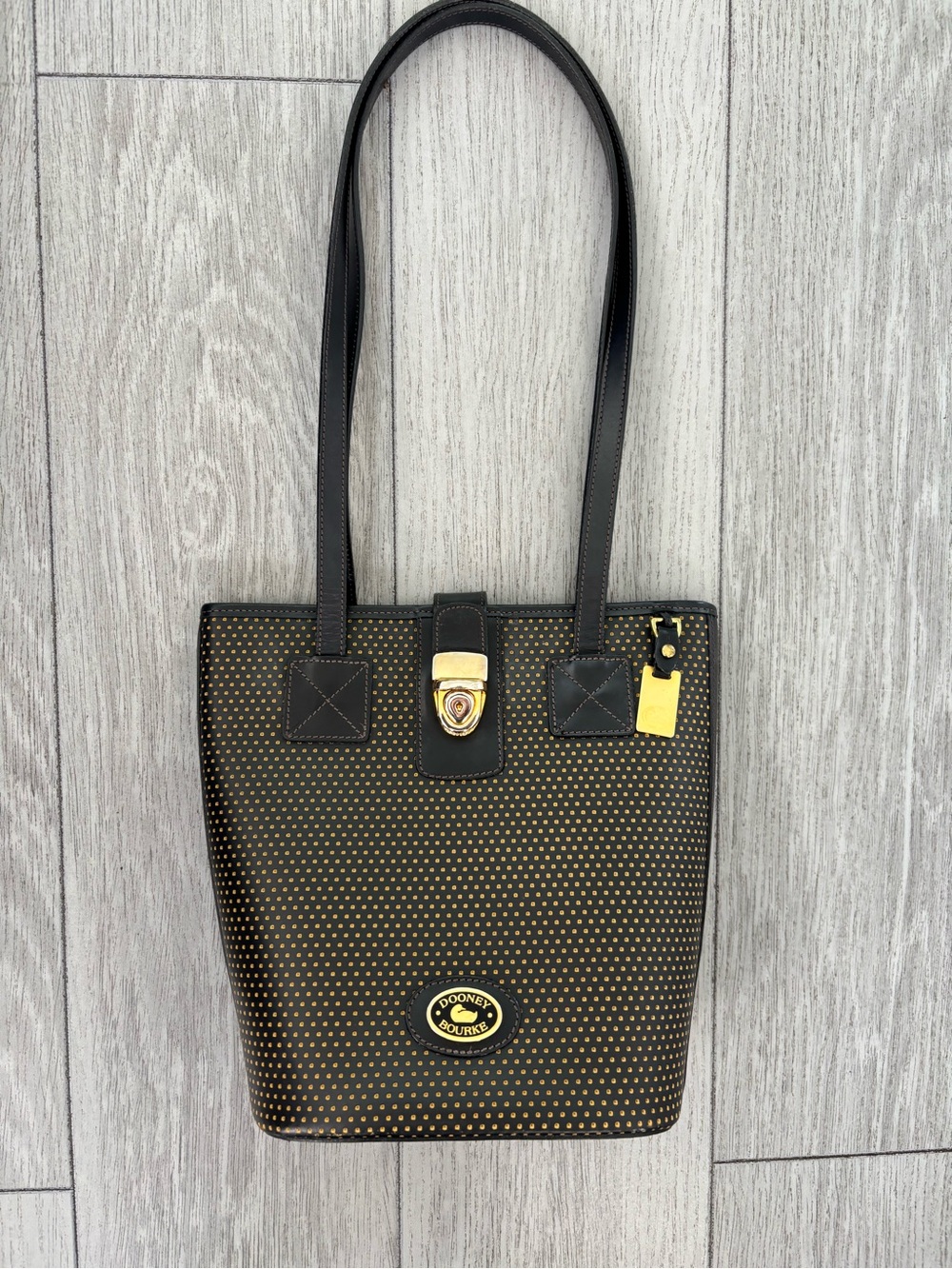 RARE VINTAGE Dooney & Bourke bucket bag in black - in EUC.